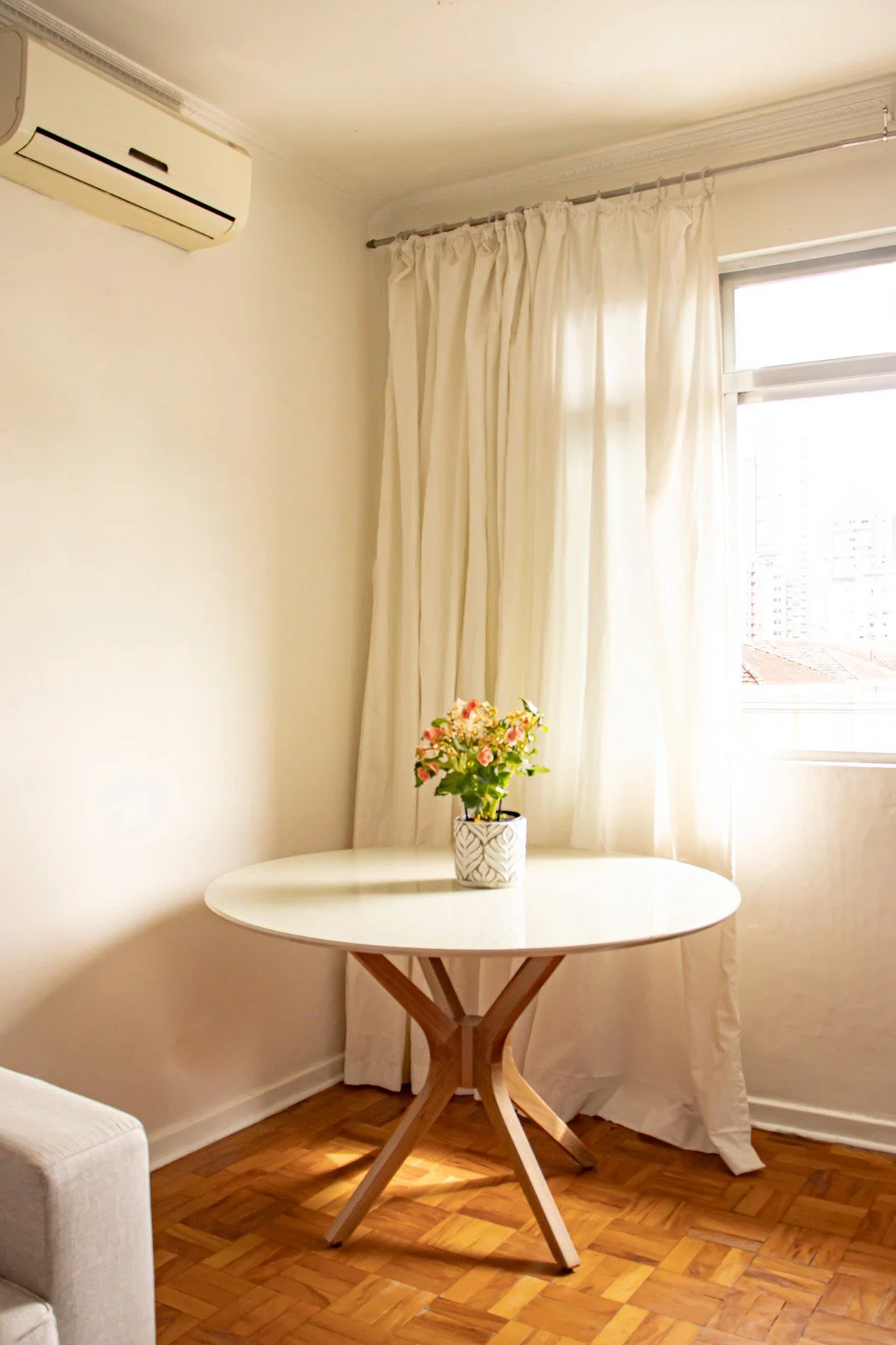 Mesa de Jantar Redonda Gávea Laca Branca com Vidro 90cm Amêndoa - Imagem 2